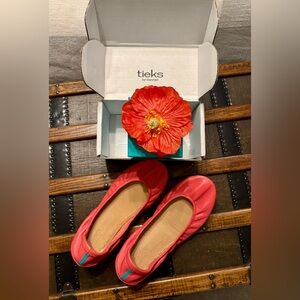 Tieks limited edition, Poppy color